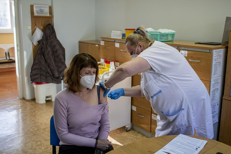 Češka odlaže vakcinaciju mlađih od 80 godina